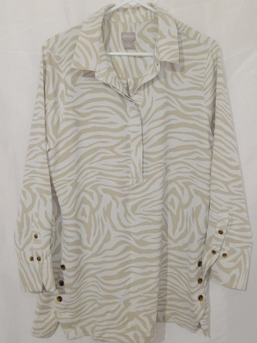 Chico’s Zebra Print Tunic Top Womens L Tan Cream Step Hem Button Detail